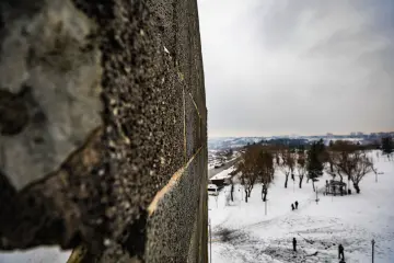 Amed'in tarihi  surlarına yağan karın oluşturduğu kartpostallık ve masalsı manzaralar ve çocukların neşesinin yansıdığı fotoğraf  kareleri