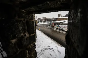Amed'in tarihi  surlarına yağan karın oluşturduğu kartpostallık ve masalsı manzaralar ve çocukların neşesinin yansıdığı fotoğraf  kareleri