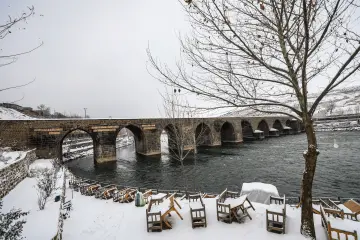 Amed'in tarihi  surlarına yağan karın oluşturduğu kartpostallık ve masalsı manzaralar ve çocukların neşesinin yansıdığı fotoğraf  kareleri