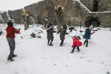 Amed'in tarihi  surlarına yağan karın oluşturduğu kartpostallık ve masalsı manzaralar ve çocukların neşesinin yansıdığı fotoğraf  kareleri