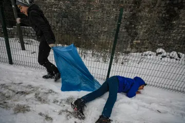 Amed'in tarihi  surlarına yağan karın oluşturduğu kartpostallık ve masalsı manzaralar ve çocukların neşesinin yansıdığı fotoğraf  kareleri