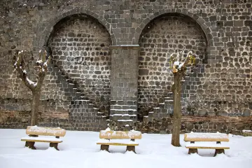 Amed'in tarihi  surlarına yağan karın oluşturduğu kartpostallık ve masalsı manzaralar ve çocukların neşesinin yansıdığı fotoğraf  kareleri