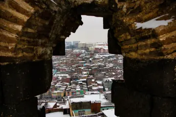 Amed'in tarihi  surlarına yağan karın oluşturduğu kartpostallık ve masalsı manzaralar ve çocukların neşesinin yansıdığı fotoğraf  kareleri
