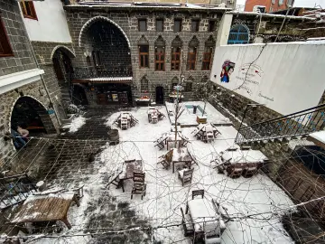 Amed'in tarihi  surlarına yağan karın oluşturduğu kartpostallık ve masalsı manzaralar ve çocukların neşesinin yansıdığı fotoğraf  kareleri
