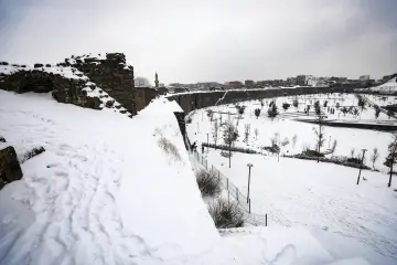 Amed'in tarihi  surlarına yağan karın oluşturduğu kartpostallık ve masalsı manzaralar ve çocukların neşesinin yansıdığı fotoğraf  kareleri