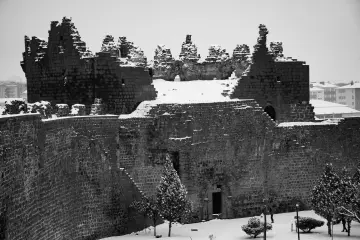 Amed'in tarihi  surlarına yağan karın oluşturduğu kartpostallık ve masalsı manzaralar ve çocukların neşesinin yansıdığı fotoğraf  kareleri