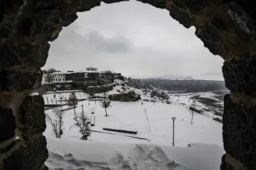 Amed'in tarihi  surlarına yağan karın oluşturduğu kartpostallık ve masalsı manzaralar ve çocukların neşesinin yansıdığı fotoğraf  kareleri
