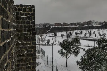 Amed'in tarihi  surlarına yağan karın oluşturduğu kartpostallık ve masalsı manzaralar ve çocukların neşesinin yansıdığı fotoğraf  kareleri