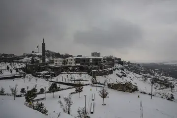 Amed'in tarihi  surlarına yağan karın oluşturduğu kartpostallık ve masalsı manzaralar ve çocukların neşesinin yansıdığı fotoğraf  kareleri
