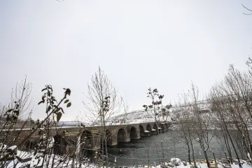 Amed'in tarihi  surlarına yağan karın oluşturduğu kartpostallık ve masalsı manzaralar ve çocukların neşesinin yansıdığı fotoğraf  kareleri
