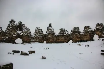 Amed'in tarihi  surlarına yağan karın oluşturduğu kartpostallık ve masalsı manzaralar ve çocukların neşesinin yansıdığı fotoğraf  kareleri