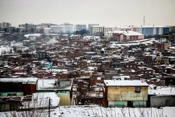 Amed'in tarihi  surlarına yağan karın oluşturduğu kartpostallık ve masalsı manzaralar ve çocukların neşesinin yansıdığı fotoğraf  kareleri