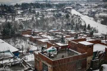 Amed'in tarihi  surlarına yağan karın oluşturduğu kartpostallık ve masalsı manzaralar ve çocukların neşesinin yansıdığı fotoğraf  kareleri