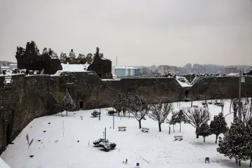 Amed'in tarihi  surlarına yağan karın oluşturduğu kartpostallık ve masalsı manzaralar ve çocukların neşesinin yansıdığı fotoğraf  kareleri