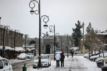 Amed'in tarihi  surlarına yağan karın oluşturduğu kartpostallık ve masalsı manzaralar ve çocukların neşesinin yansıdığı fotoğraf  kareleri