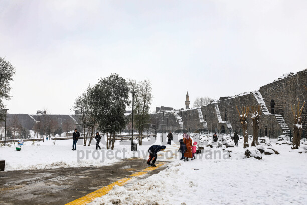 Amed'in tarihi  surlarına yağan karın oluşturduğu kartpostallık ve masalsı manzaralar ve çocukların neşesinin yansıdığı fotoğraf  kareleri