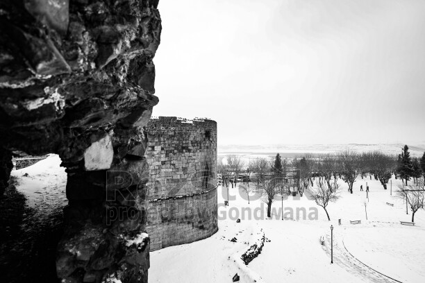 Amed'in tarihi  surlarına yağan karın oluşturduğu kartpostallık ve masalsı manzaralar ve çocukların neşesinin yansıdığı fotoğraf  kareleri