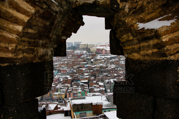 Amed'in tarihi  surlarına yağan karın oluşturduğu kartpostallık ve masalsı manzaralar ve çocukların neşesinin yansıdığı fotoğraf  kareleri