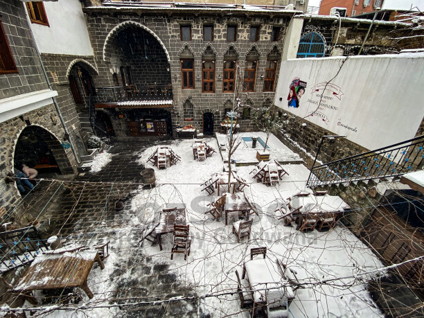 Amed'in tarihi  surlarına yağan karın oluşturduğu kartpostallık ve masalsı manzaralar ve çocukların neşesinin yansıdığı fotoğraf  kareleri