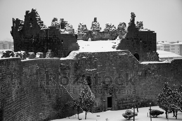 Amed'in tarihi  surlarına yağan karın oluşturduğu kartpostallık ve masalsı manzaralar ve çocukların neşesinin yansıdığı fotoğraf  kareleri
