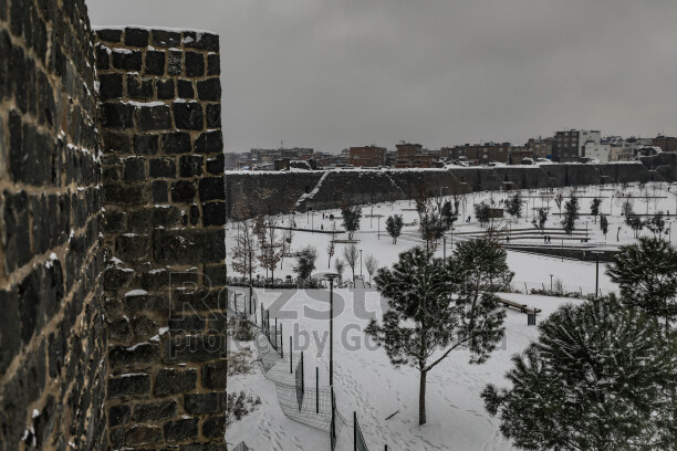 Amed'in tarihi  surlarına yağan karın oluşturduğu kartpostallık ve masalsı manzaralar ve çocukların neşesinin yansıdığı fotoğraf  kareleri