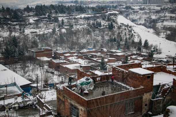 Amed'in tarihi  surlarına yağan karın oluşturduğu kartpostallık ve masalsı manzaralar ve çocukların neşesinin yansıdığı fotoğraf  kareleri