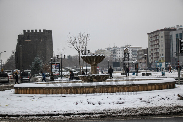 Amed'in tarihi  surlarına yağan karın oluşturduğu kartpostallık ve masalsı manzaralar ve çocukların neşesinin yansıdığı fotoğraf  kareleri
