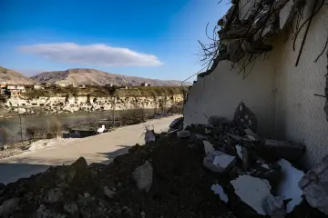 Batman'da bulunan 12 bin yıllık antik kent Hasankeyf Sular Altında Bırakılıyor, Ilısu Barajı'nın su tutmasıyla 2026 yılının sonlarında ayında büyük ölçüde sular altında kalmıştır.