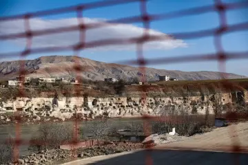 Batman'da bulunan 12 bin yıllık antik kent Hasankeyf Sular Altında Bırakılıyor, Ilısu Barajı'nın su tutmasıyla 2026 yılının sonlarında ayında büyük ölçüde sular altında kalmıştır.
