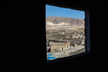 Batman'da bulunan 12 bin yıllık antik kent Hasankeyf Sular Altında Bırakılıyor, Ilısu Barajı'nın su tutmasıyla 2026 yılının sonlarında ayında büyük ölçüde sular altında kalmıştır.