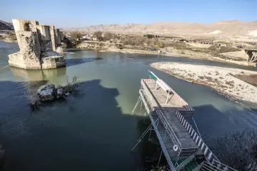 Batman'da bulunan 12 bin yıllık antik kent Hasankeyf Sular Altında Bırakılıyor, Ilısu Barajı'nın su tutmasıyla 2026 yılının sonlarında ayında büyük ölçüde sular altında kalmıştır.