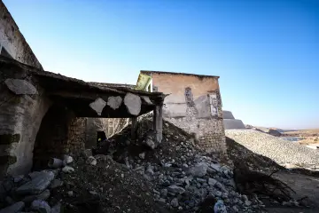 Batman'da bulunan 12 bin yıllık antik kent Hasankeyf Sular Altında Bırakılıyor, Ilısu Barajı'nın su tutmasıyla 2026 yılının sonlarında ayında büyük ölçüde sular altında kalmıştır.