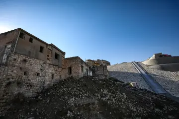Batman'da bulunan 12 bin yıllık antik kent Hasankeyf Sular Altında Bırakılıyor, Ilısu Barajı'nın su tutmasıyla 2026 yılının sonlarında ayında büyük ölçüde sular altında kalmıştır.