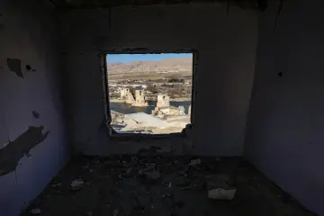 Batman'da bulunan 12 bin yıllık antik kent Hasankeyf Sular Altında Bırakılıyor, Ilısu Barajı'nın su tutmasıyla 2026 yılının sonlarında ayında büyük ölçüde sular altında kalmıştır.