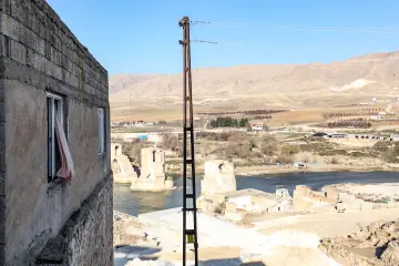 Batman'da bulunan 12 bin yıllık antik kent Hasankeyf Sular Altında Bırakılıyor, Ilısu Barajı'nın su tutmasıyla 2026 yılının sonlarında ayında büyük ölçüde sular altında kalmıştır.