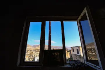 Batman'da bulunan 12 bin yıllık antik kent Hasankeyf Sular Altında Bırakılıyor, Ilısu Barajı'nın su tutmasıyla 2026 yılının sonlarında ayında büyük ölçüde sular altında kalmıştır.