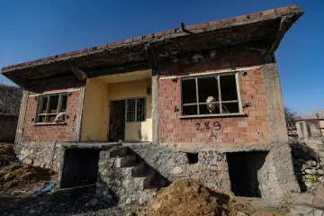 Batman'da bulunan 12 bin yıllık antik kent Hasankeyf Sular Altında Bırakılıyor, Ilısu Barajı'nın su tutmasıyla 2026 yılının sonlarında ayında büyük ölçüde sular altında kalmıştır.