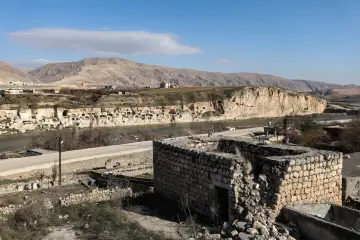 Batman'da bulunan 12 bin yıllık antik kent Hasankeyf Sular Altında Bırakılıyor, Ilısu Barajı'nın su tutmasıyla 2026 yılının sonlarında ayında büyük ölçüde sular altında kalmıştır.