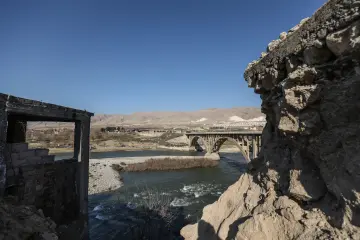 Batman'da bulunan 12 bin yıllık antik kent Hasankeyf Sular Altında Bırakılıyor, Ilısu Barajı'nın su tutmasıyla 2026 yılının sonlarında ayında büyük ölçüde sular altında kalmıştır.