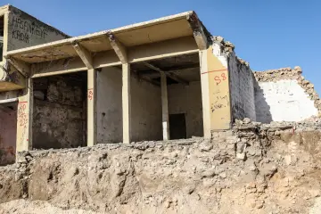 Batman'da bulunan 12 bin yıllık antik kent Hasankeyf Sular Altında Bırakılıyor, Ilısu Barajı'nın su tutmasıyla 2026 yılının sonlarında ayında büyük ölçüde sular altında kalmıştır.