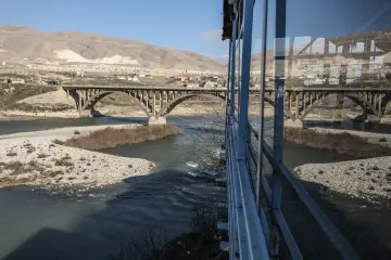Batman'da bulunan 12 bin yıllık antik kent Hasankeyf Sular Altında Bırakılıyor, Ilısu Barajı'nın su tutmasıyla 2026 yılının sonlarında ayında büyük ölçüde sular altında kalmıştır.