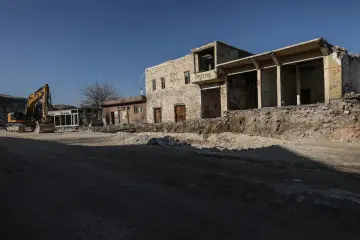 Batman'da bulunan 12 bin yıllık antik kent Hasankeyf Sular Altında Bırakılıyor, Ilısu Barajı'nın su tutmasıyla 2026 yılının sonlarında ayında büyük ölçüde sular altında kalmıştır.