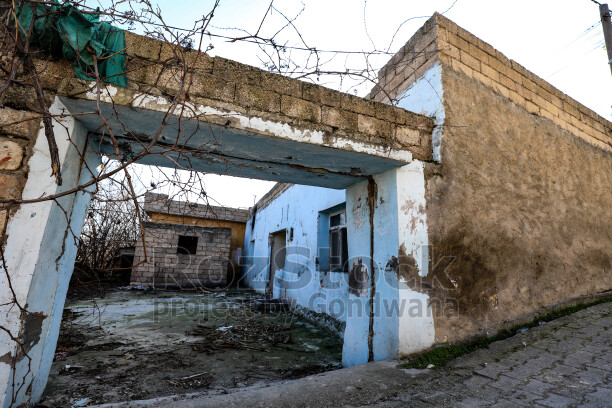 Batman'da bulunan 12 bin yıllık antik kent Hasankeyf Sular Altında Bırakılıyor, Ilısu Barajı'nın su tutmasıyla 2026 yılının sonlarında ayında büyük ölçüde sular altında kalmıştır.