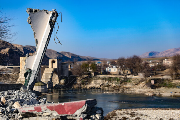 Batman'da bulunan 12 bin yıllık antik kent Hasankeyf Sular Altında Bırakılıyor, Ilısu Barajı'nın su tutmasıyla 2026 yılının sonlarında ayında büyük ölçüde sular altında kalmıştır.