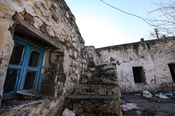 Batman'da bulunan 12 bin yıllık antik kent Hasankeyf Sular Altında Bırakılıyor, Ilısu Barajı'nın su tutmasıyla 2026 yılının sonlarında ayında büyük ölçüde sular altında kalmıştır.