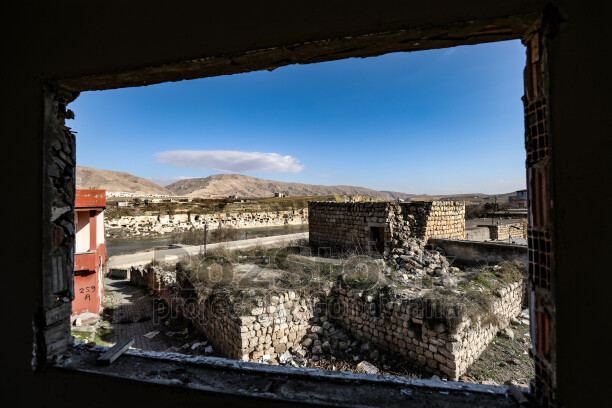Batman'da bulunan 12 bin yıllık antik kent Hasankeyf Sular Altında Bırakılıyor, Ilısu Barajı'nın su tutmasıyla 2026 yılının sonlarında ayında büyük ölçüde sular altında kalmıştır.