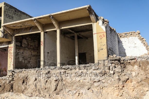 Batman'da bulunan 12 bin yıllık antik kent Hasankeyf Sular Altında Bırakılıyor, Ilısu Barajı'nın su tutmasıyla 2026 yılının sonlarında ayında büyük ölçüde sular altında kalmıştır.