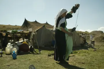 Şirnak'ın Beytüşebap İlçesi'nde Yaylada kıl çadırı için keçilerinden elde ettikleri yünü kirmen ile iplik örüyor. Asırlardır yayla kültürünün bir parçası olan kıl çadır geleneği devam ettiriliyor.