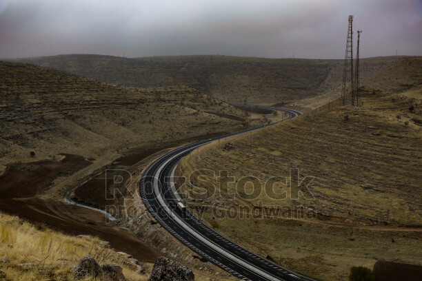 Bozkır manzarası, kıvrımlı karayolu, kırsal yol ve tepelik arazi