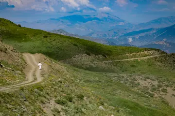 Dersim Buyer Dağı'nda dağ yolu ve Munzur Dağları manzarası